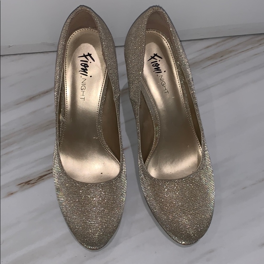 “Fioni night” round toed gold heels size 8.5